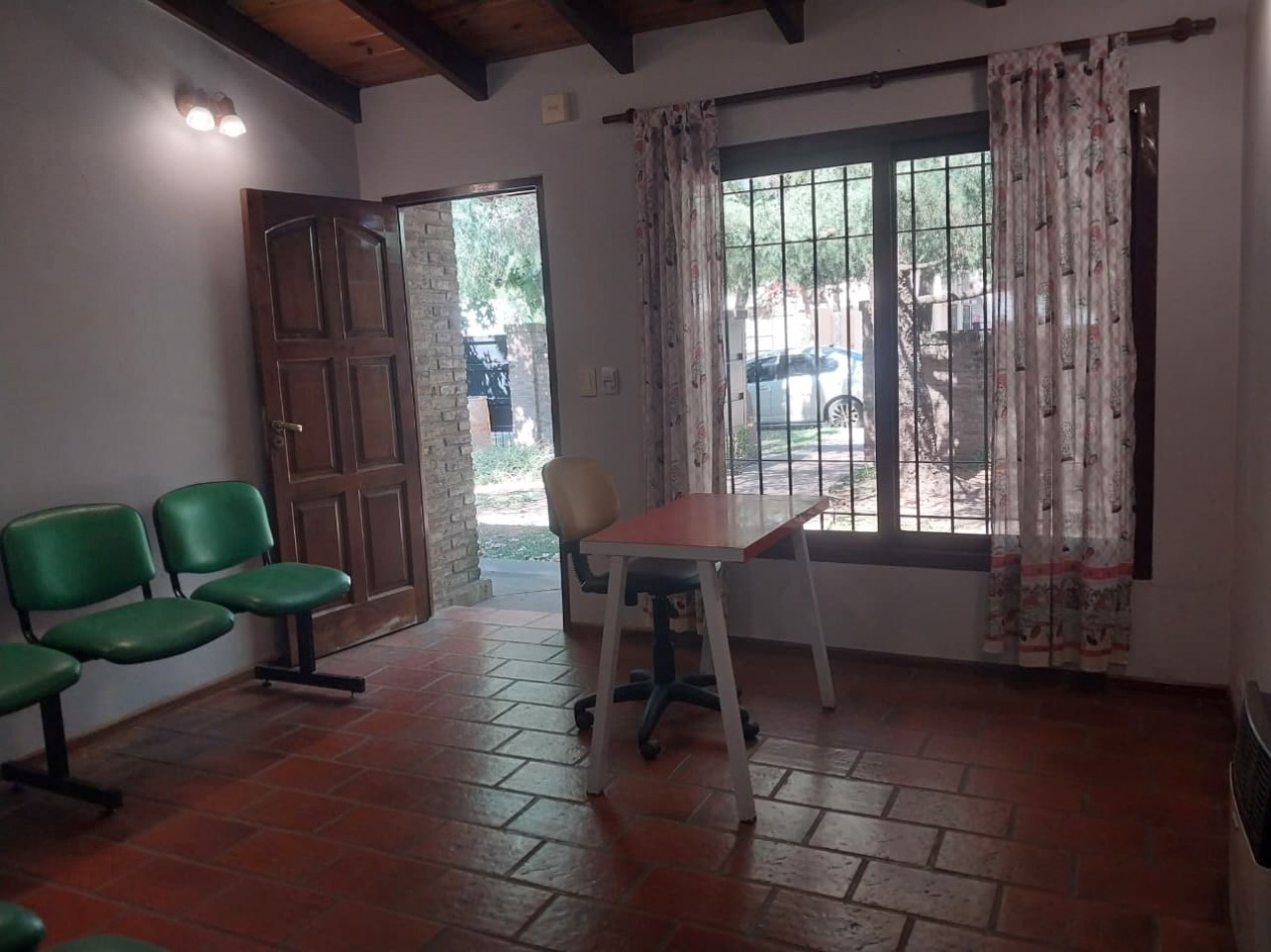 Casa y consultorio profesional desarrollados sobre una gran fraccion de terreno de 722 m2 con retiro de jardin de 3 dormitorios mas ingreso para vehiculos