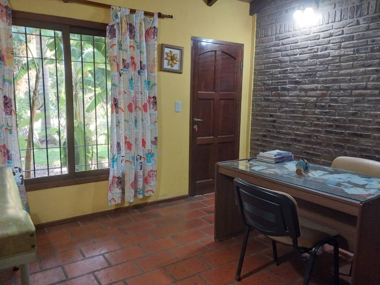 Casa y consultorio profesional desarrollados sobre una gran fraccion de terreno de 722 m2 con retiro de jardin de 3 dormitorios mas ingreso para vehiculos