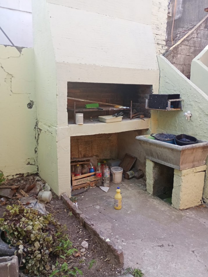 Departamento interno de Pasillo Unico de 2 Dormitorios con Patio Parrillero