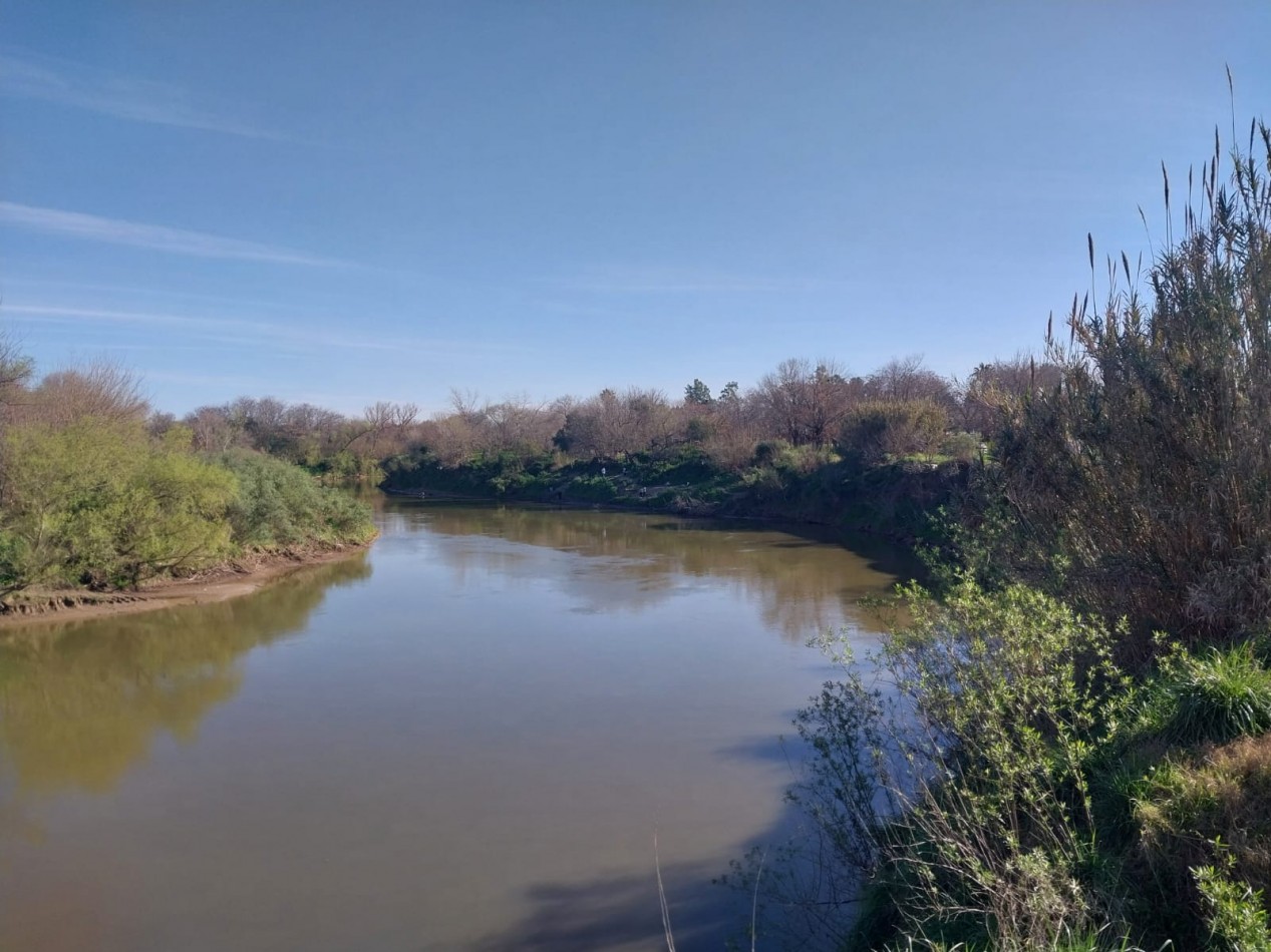 Casa con salida al Rio Carcaraña con una hermosa vista emplazada en 990 m2 con 2 ingresos mas pileta ideal para un emprendimiento