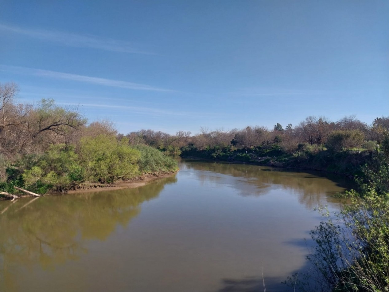 Casa con salida al Rio Carcaraña con una hermosa vista emplazada en 990 m2 con 2 ingresos mas pileta ideal para un emprendimiento