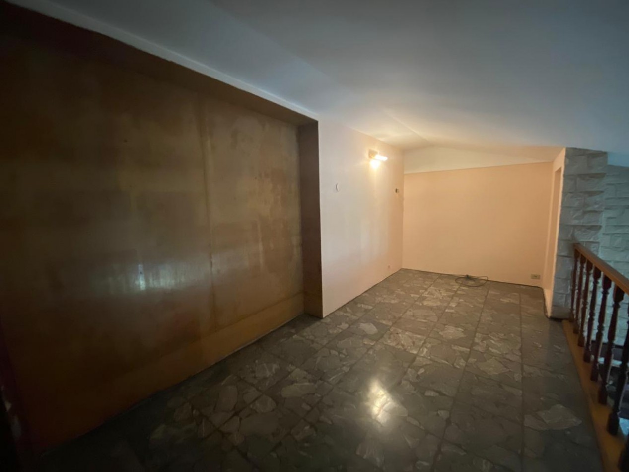 Casa al frente estilo Chalet en 2 plantas de con 3 Dormitorios cochera para 2 vehiculos Quincho y Piscina 