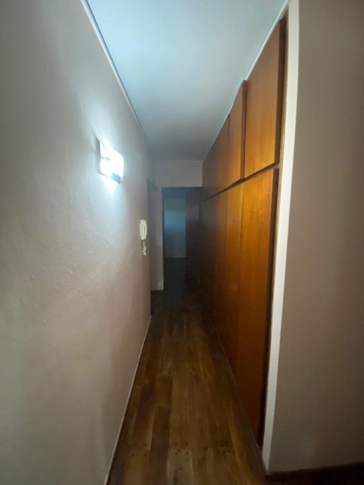 Casa al frente estilo Chalet en 2 plantas de con 3 Dormitorios cochera para 2 vehiculos Quincho y Piscina 