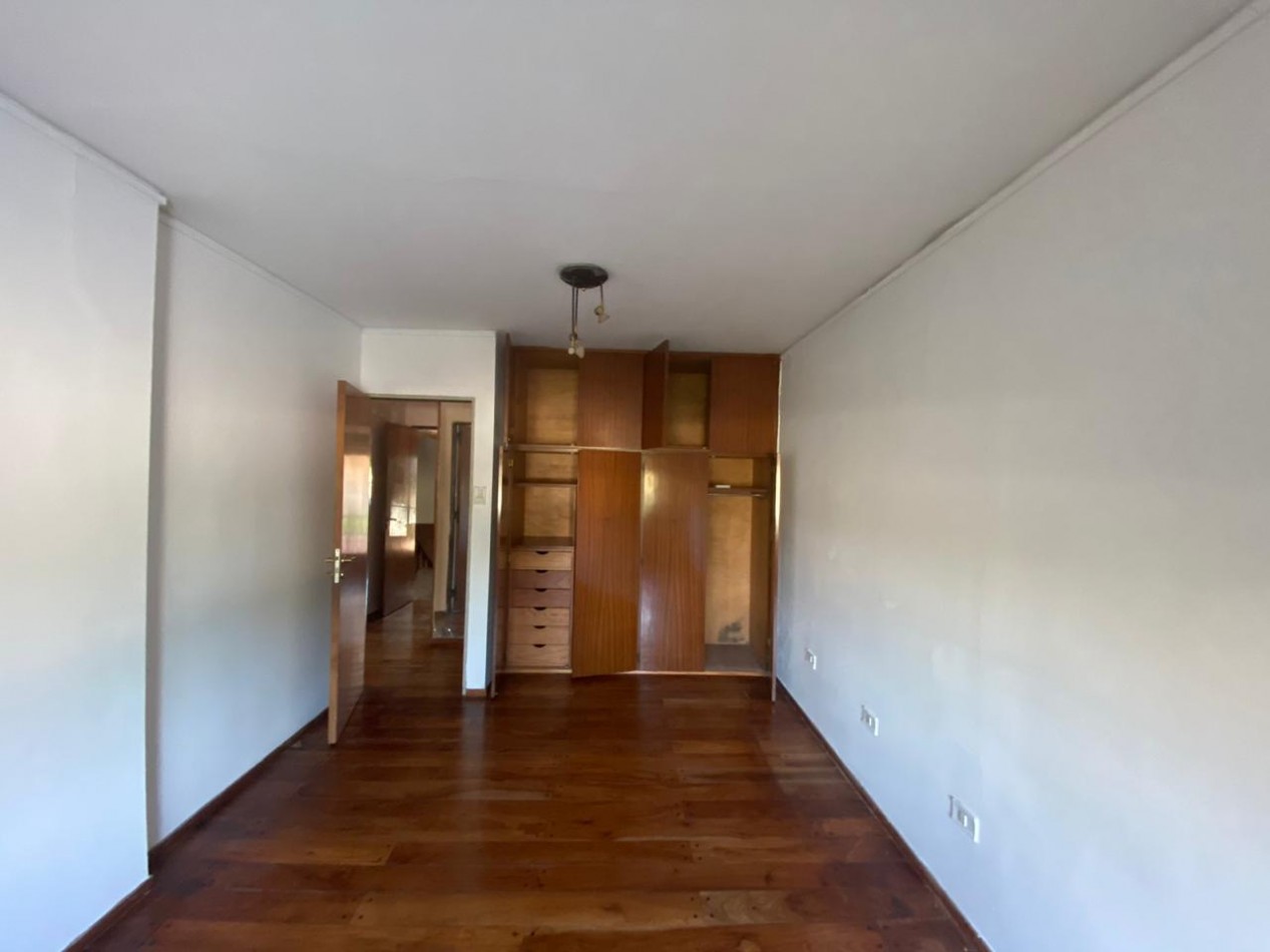 Casa al frente estilo Chalet en 2 plantas de con 3 Dormitorios cochera para 2 vehiculos Quincho y Piscina 