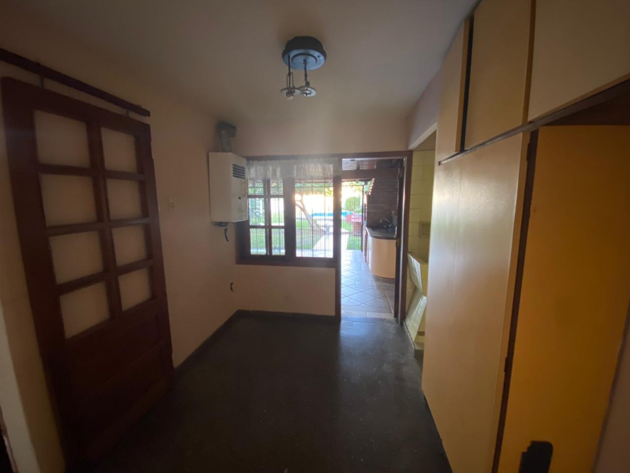 Casa al frente estilo Chalet en 2 plantas de con 3 Dormitorios cochera para 2 vehiculos Quincho y Piscina 