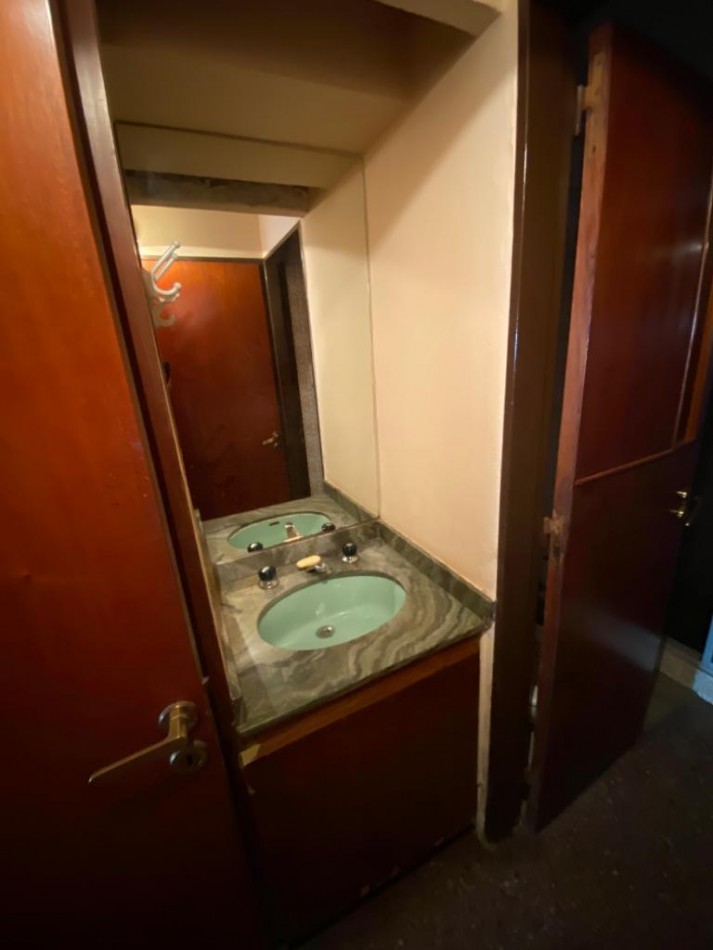 Casa al frente estilo Chalet en 2 plantas de con 3 Dormitorios cochera para 2 vehiculos Quincho y Piscina 