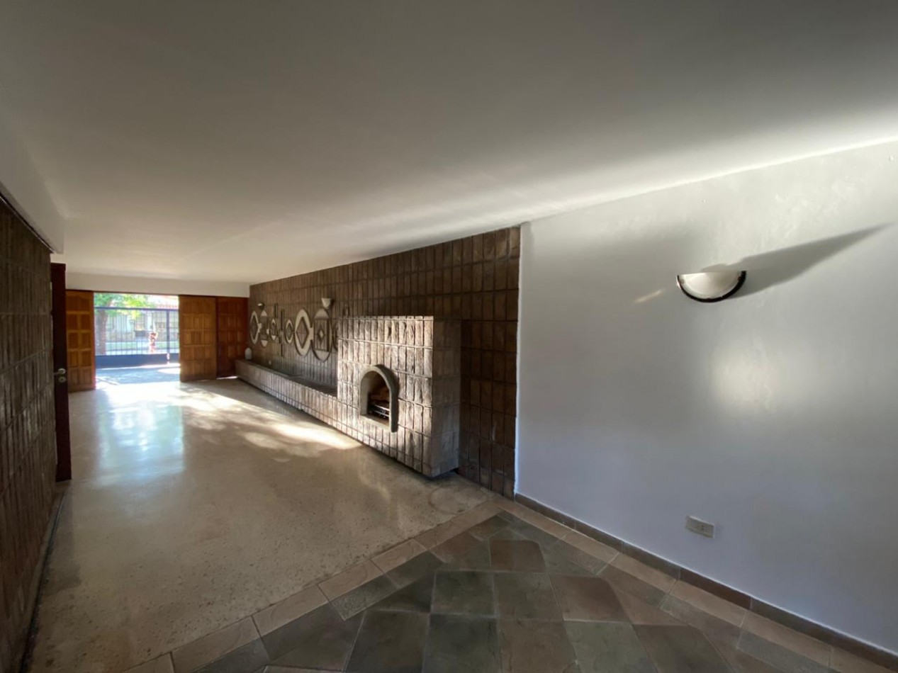 Casa al frente estilo Chalet en 2 plantas de con 3 Dormitorios cochera para 2 vehiculos Quincho y Piscina 