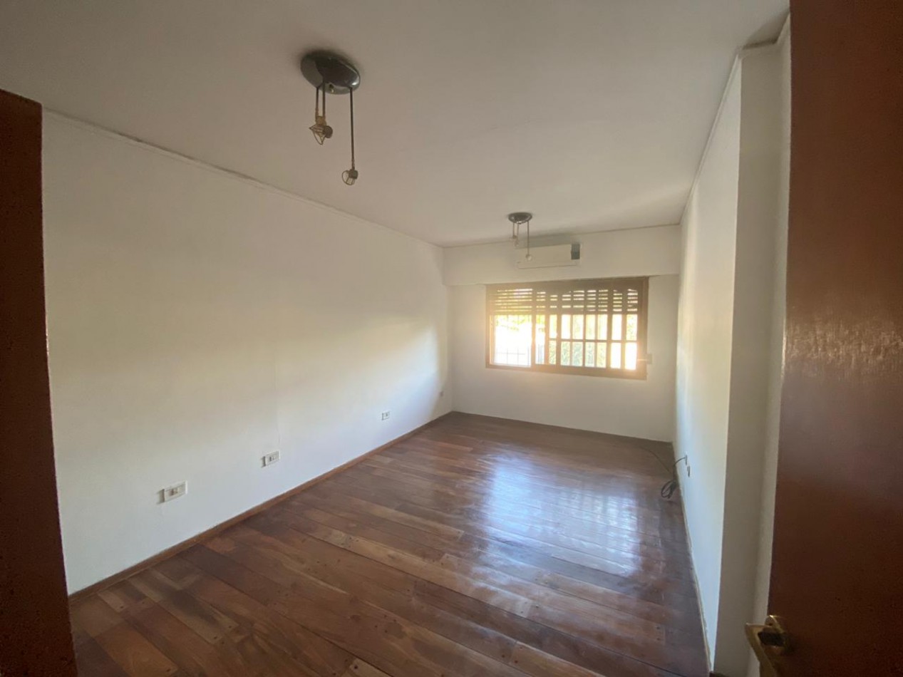 Casa al frente estilo Chalet en 2 plantas de con 3 Dormitorios cochera para 2 vehiculos Quincho y Piscina 