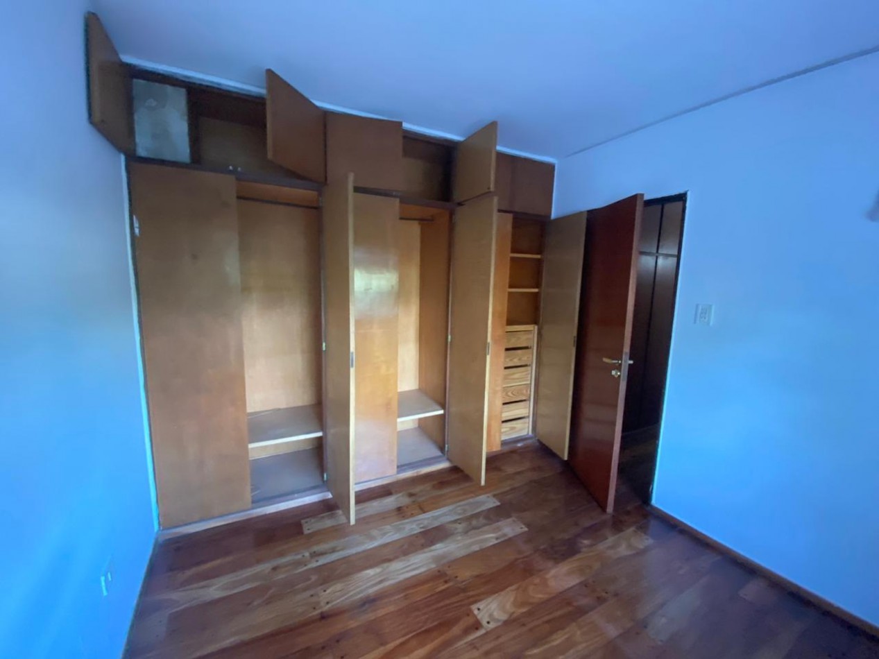 Casa al frente estilo Chalet en 2 plantas de con 3 Dormitorios cochera para 2 vehiculos Quincho y Piscina 