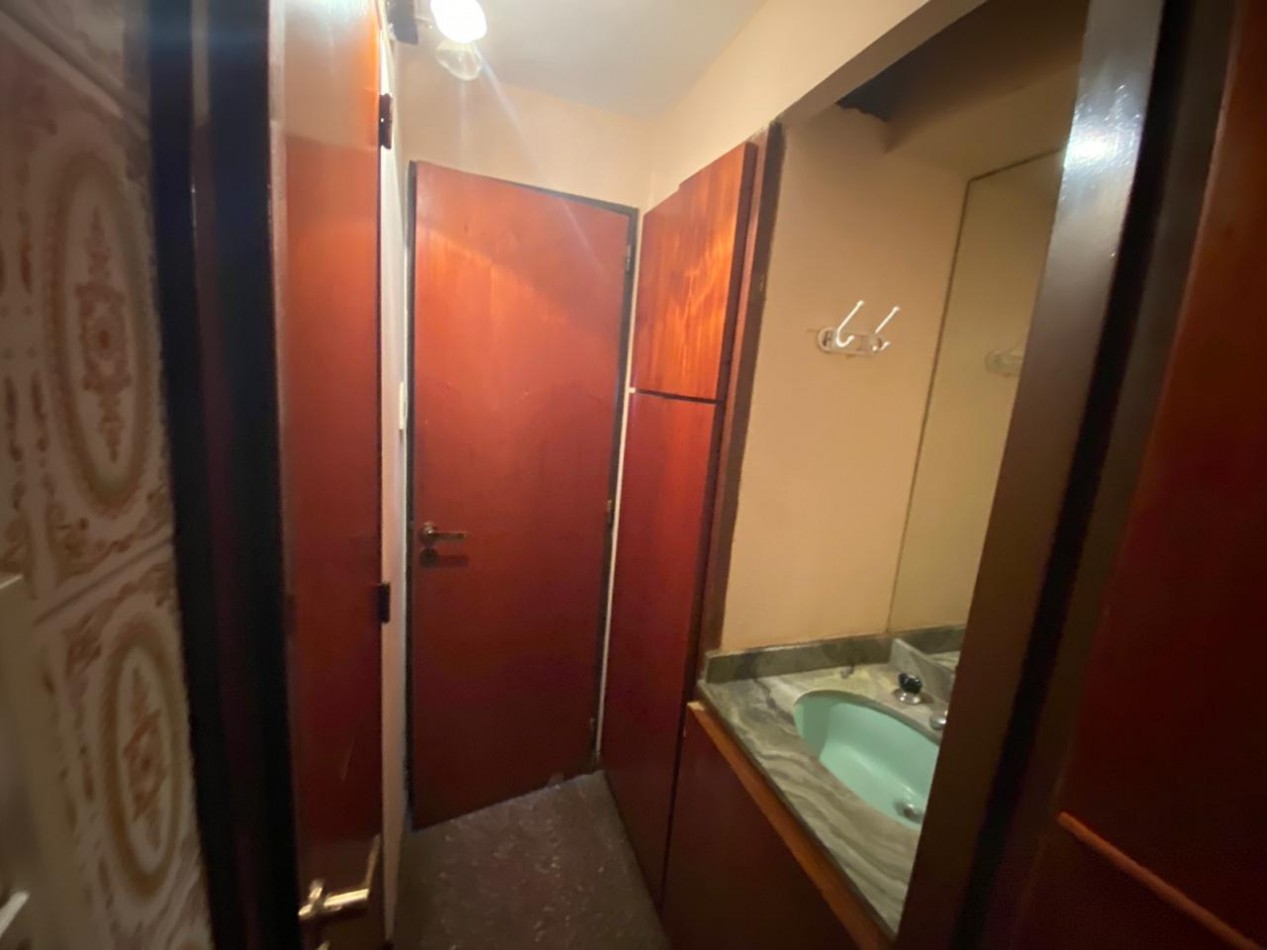 Casa al frente estilo Chalet en 2 plantas de con 3 Dormitorios cochera para 2 vehiculos Quincho y Piscina 
