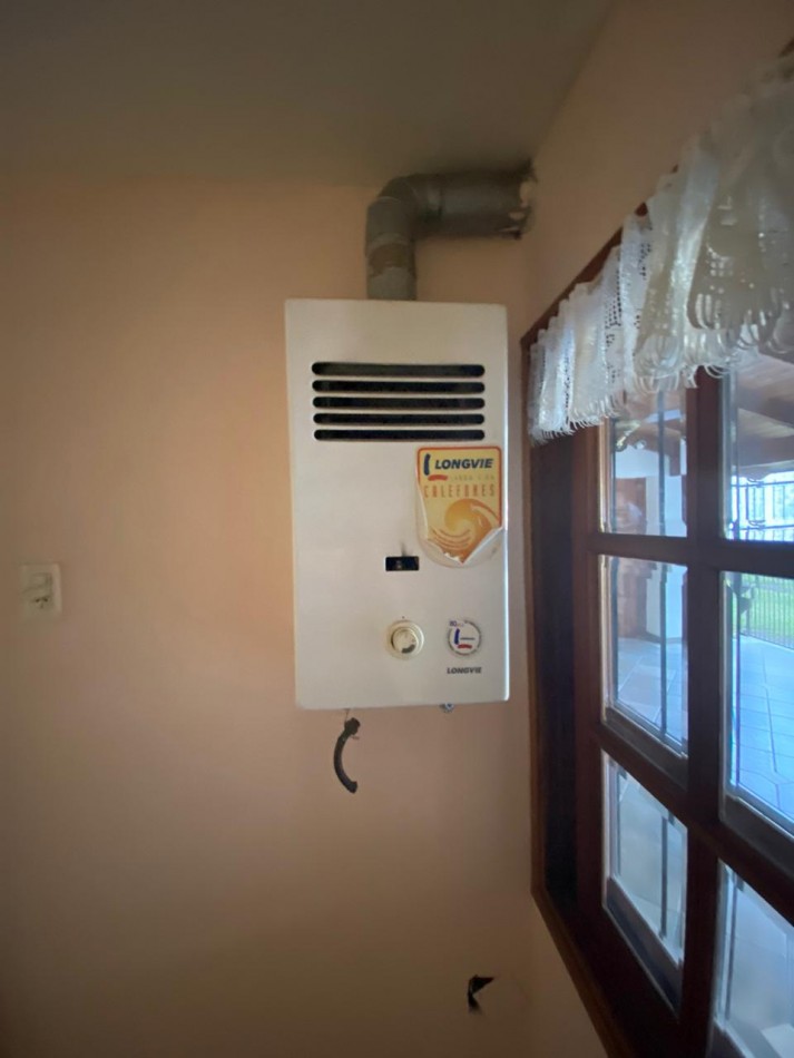 Casa al frente estilo Chalet en 2 plantas de con 3 Dormitorios cochera para 2 vehiculos Quincho y Piscina 