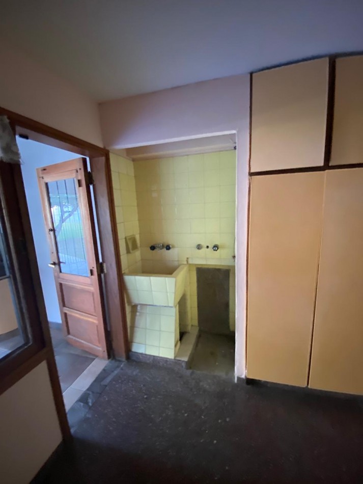 Casa al frente estilo Chalet en 2 plantas de con 3 Dormitorios cochera para 2 vehiculos Quincho y Piscina 