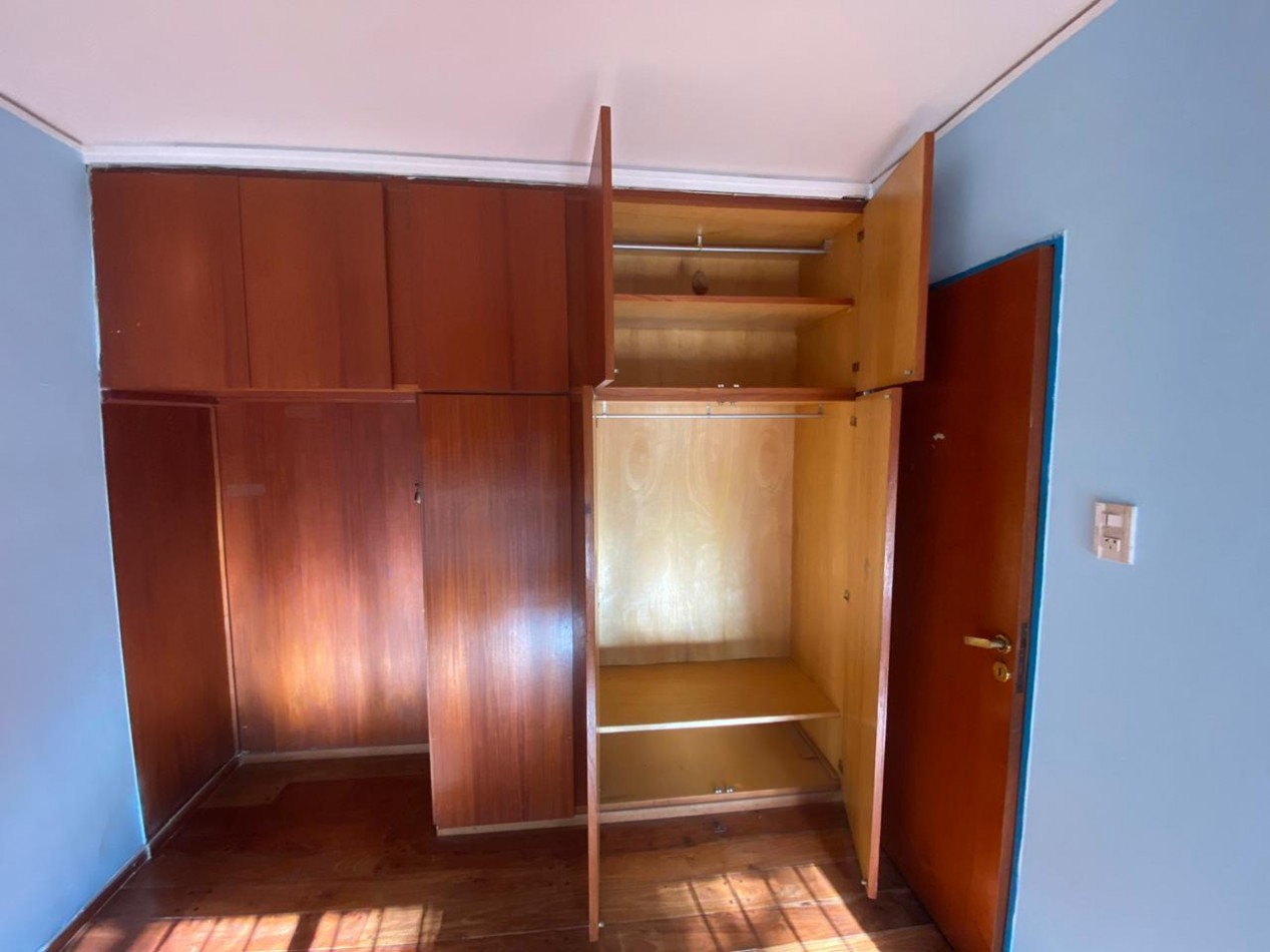Casa al frente estilo Chalet en 2 plantas de con 3 Dormitorios cochera para 2 vehiculos Quincho y Piscina 