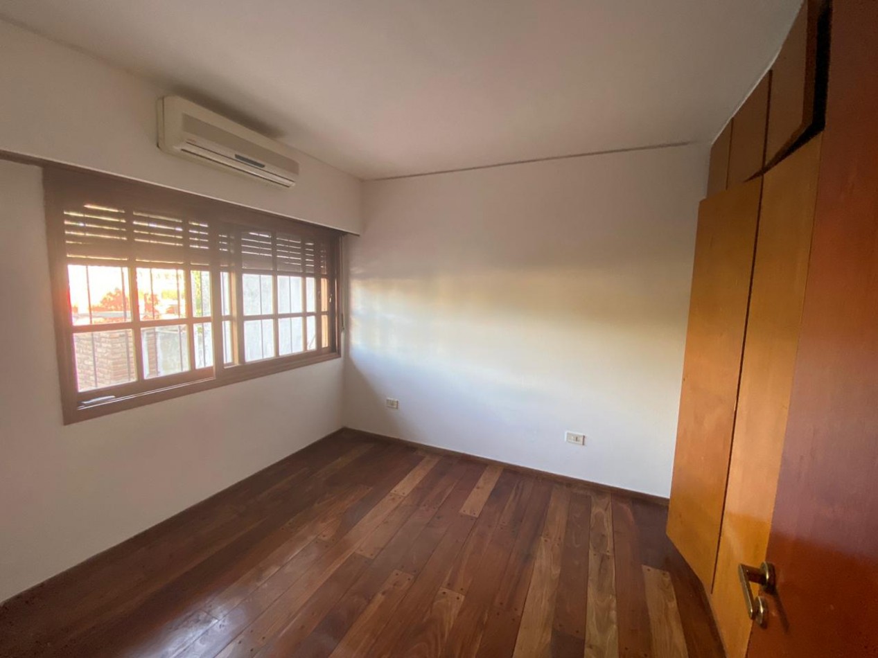 Casa al frente estilo Chalet en 2 plantas de con 3 Dormitorios cochera para 2 vehiculos Quincho y Piscina 