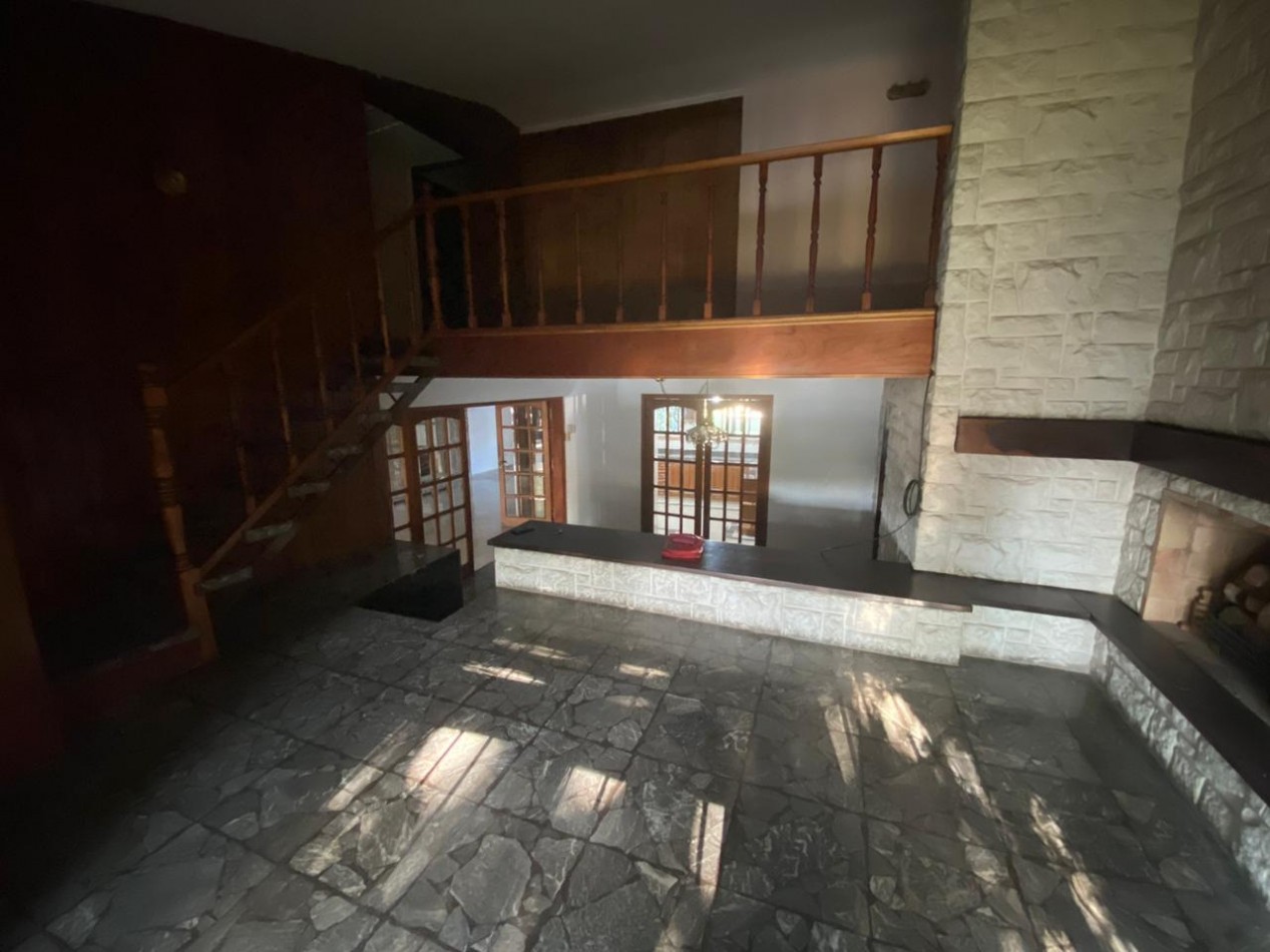Casa al frente estilo Chalet en 2 plantas de con 3 Dormitorios cochera para 2 vehiculos Quincho y Piscina 