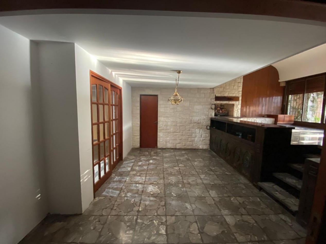 Casa al frente estilo Chalet en 2 plantas de con 3 Dormitorios cochera para 2 vehiculos Quincho y Piscina 