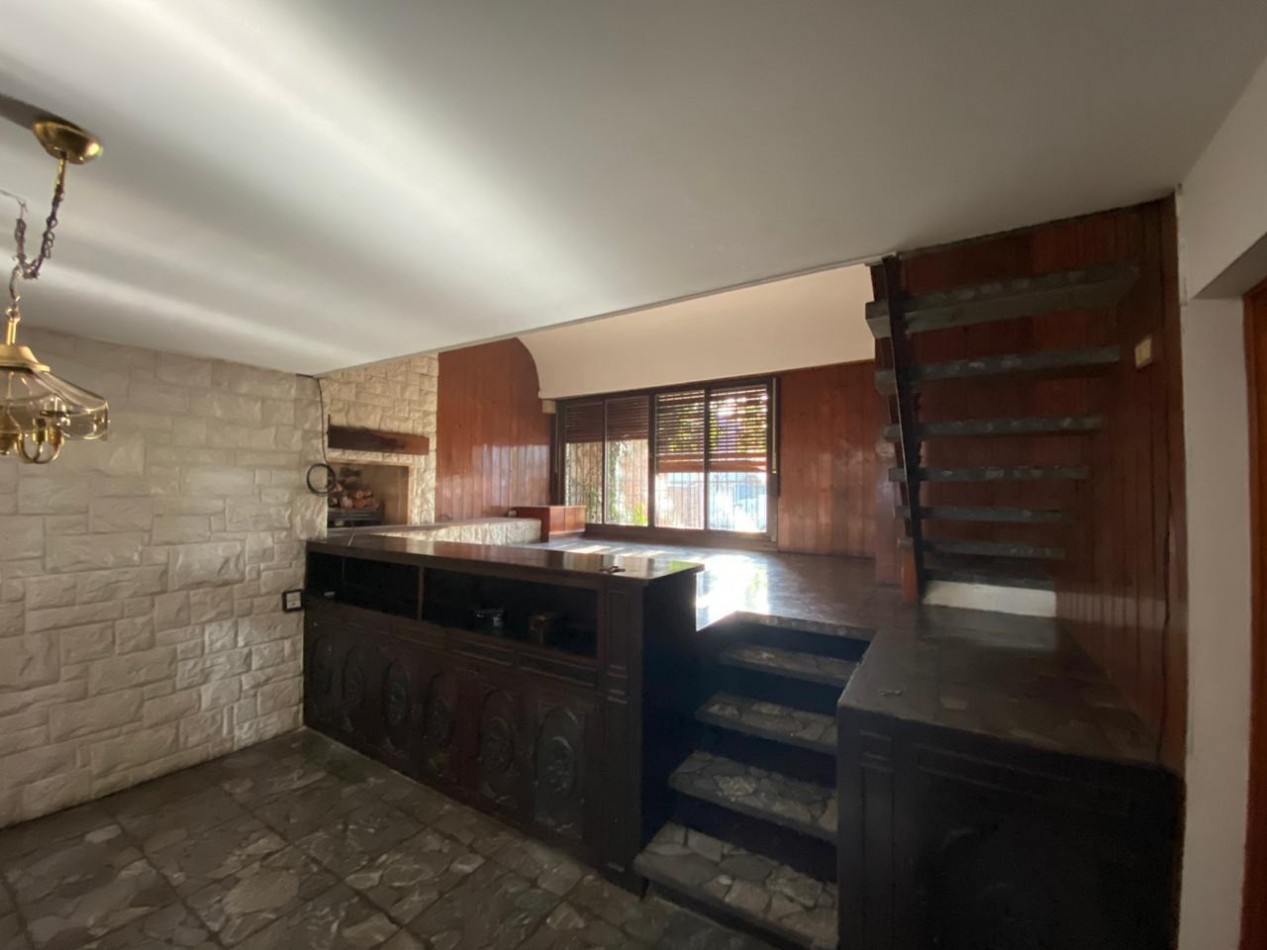 Casa al frente estilo Chalet en 2 plantas de con 3 Dormitorios cochera para 2 vehiculos Quincho y Piscina 