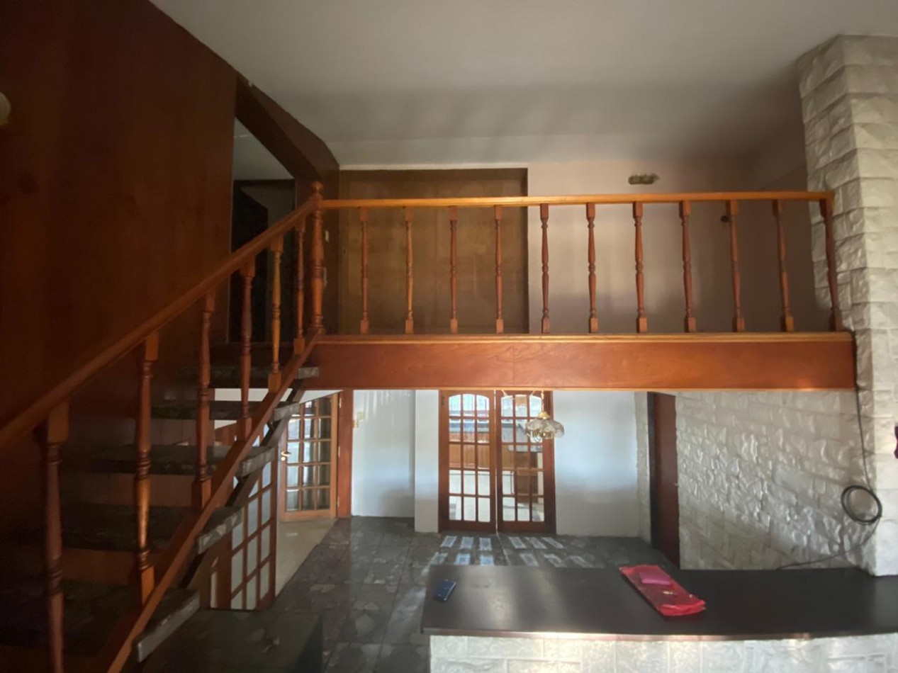 Casa al frente estilo Chalet en 2 plantas de con 3 Dormitorios cochera para 2 vehiculos Quincho y Piscina 