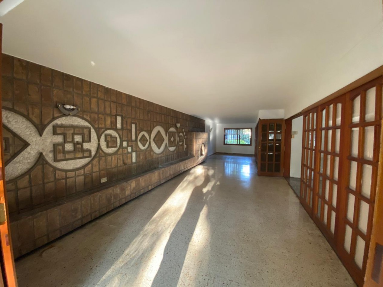 Casa al frente estilo Chalet en 2 plantas de con 3 Dormitorios cochera para 2 vehiculos Quincho y Piscina 