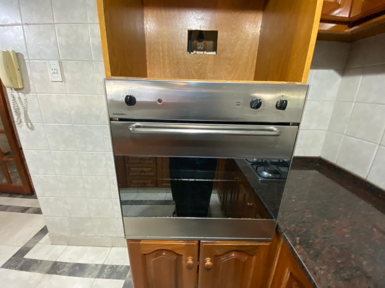 Casa al frente estilo Chalet en 2 plantas de con 3 Dormitorios cochera para 2 vehiculos Quincho y Piscina 