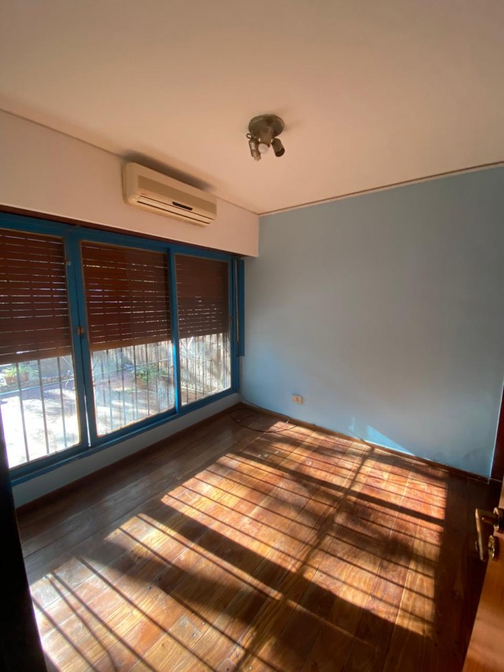 Casa al frente estilo Chalet en 2 plantas de con 3 Dormitorios cochera para 2 vehiculos Quincho y Piscina 