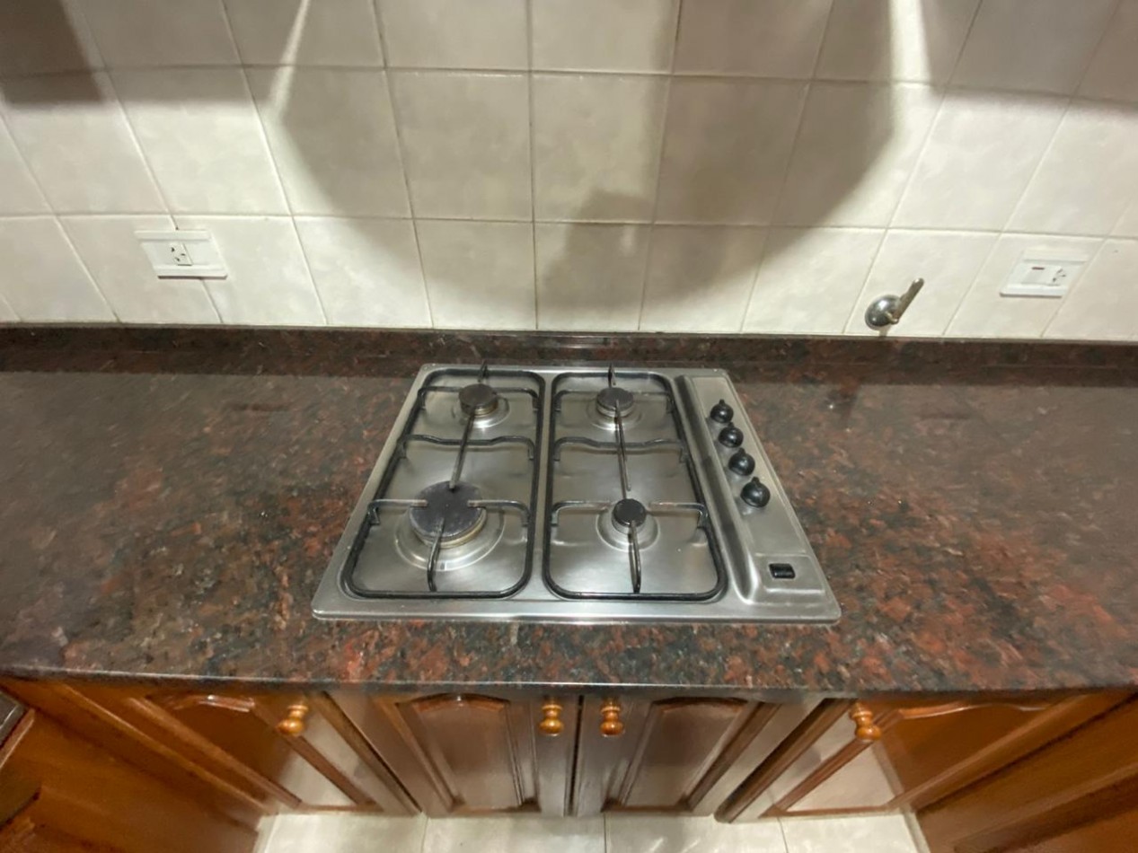 Casa al frente estilo Chalet en 2 plantas de con 3 Dormitorios cochera para 2 vehiculos Quincho y Piscina 