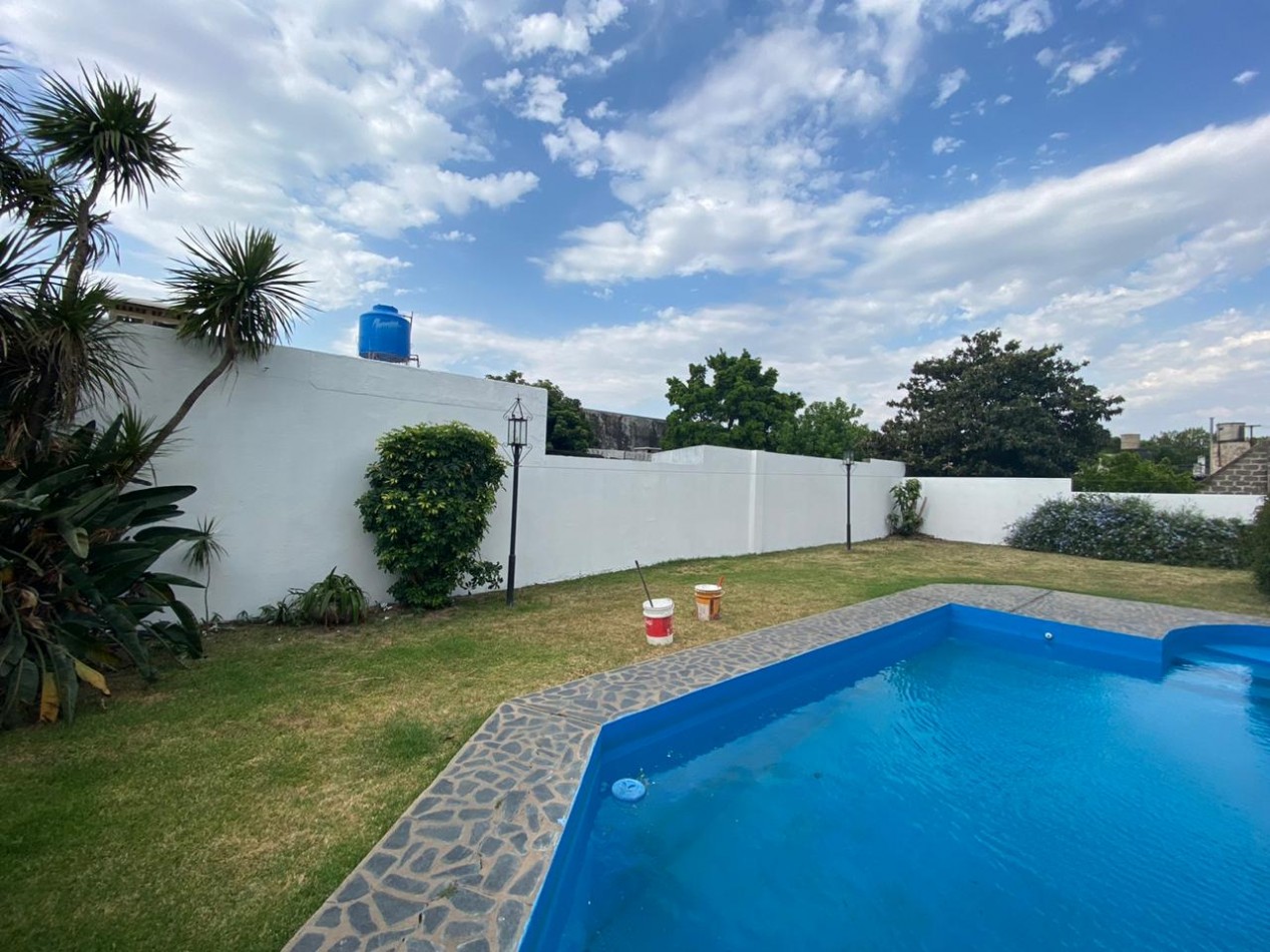 Casa al frente estilo Chalet en 2 plantas de con 3 Dormitorios cochera para 2 vehiculos Quincho y Piscina 