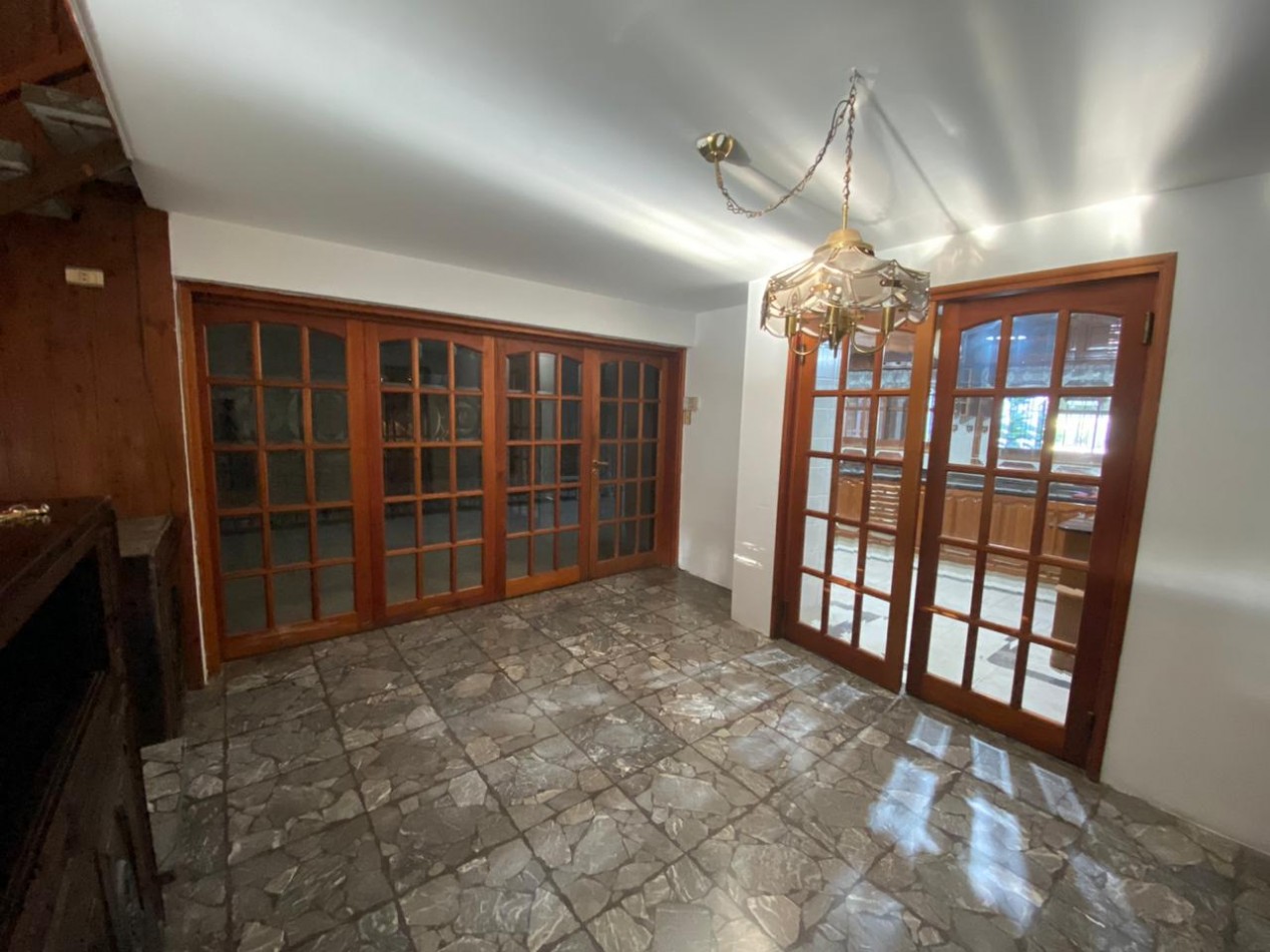 Casa al frente estilo Chalet en 2 plantas de con 3 Dormitorios cochera para 2 vehiculos Quincho y Piscina 