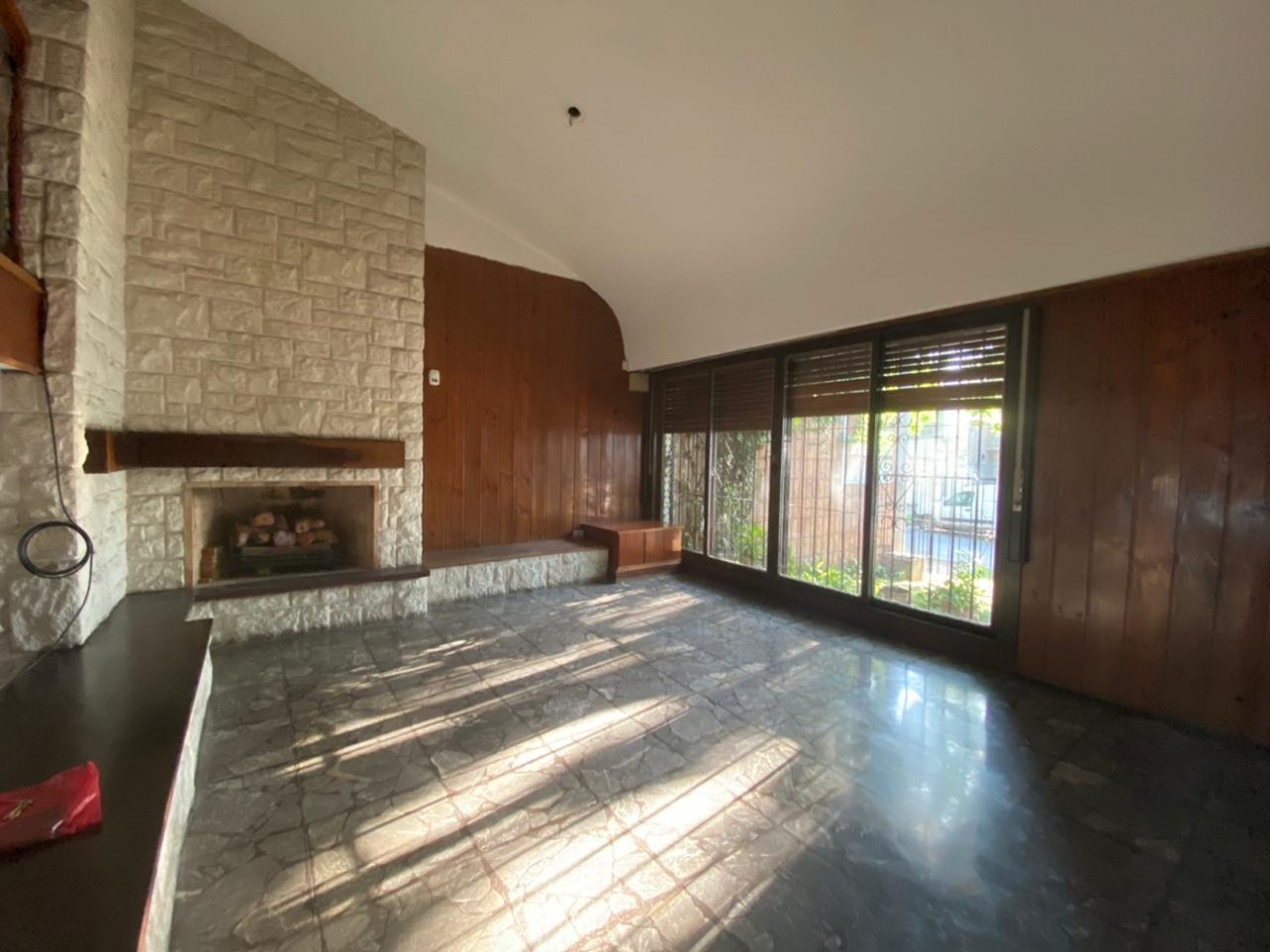 Casa al frente estilo Chalet en 2 plantas de con 3 Dormitorios cochera para 2 vehiculos Quincho y Piscina 