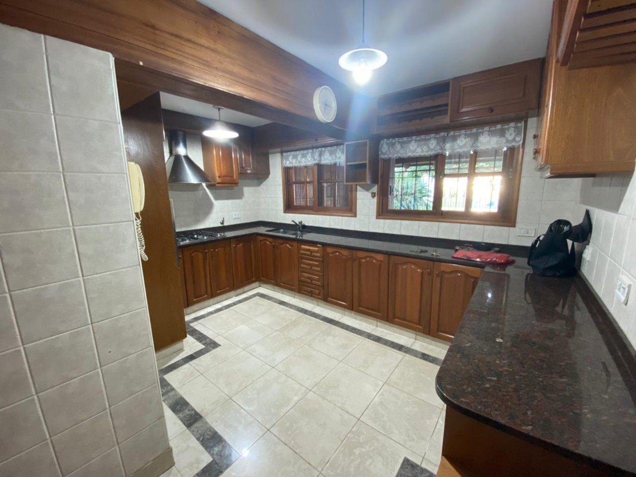 Casa al frente estilo Chalet en 2 plantas de con 3 Dormitorios cochera para 2 vehiculos Quincho y Piscina 