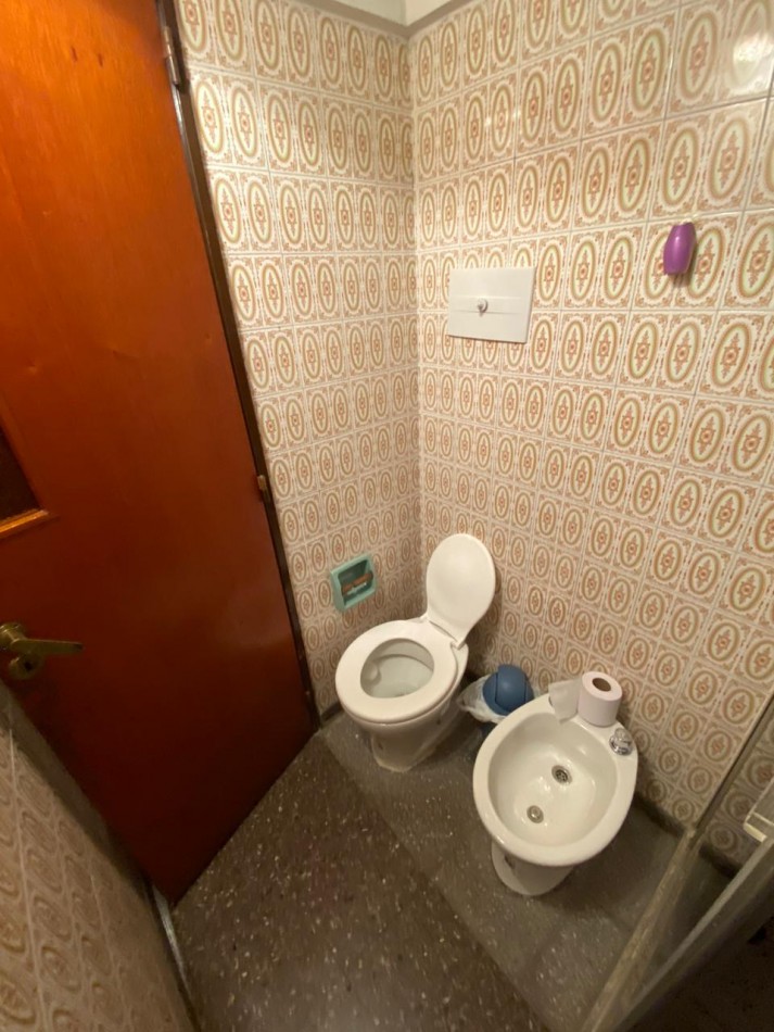 Casa al frente estilo Chalet en 2 plantas de con 3 Dormitorios cochera para 2 vehiculos Quincho y Piscina 