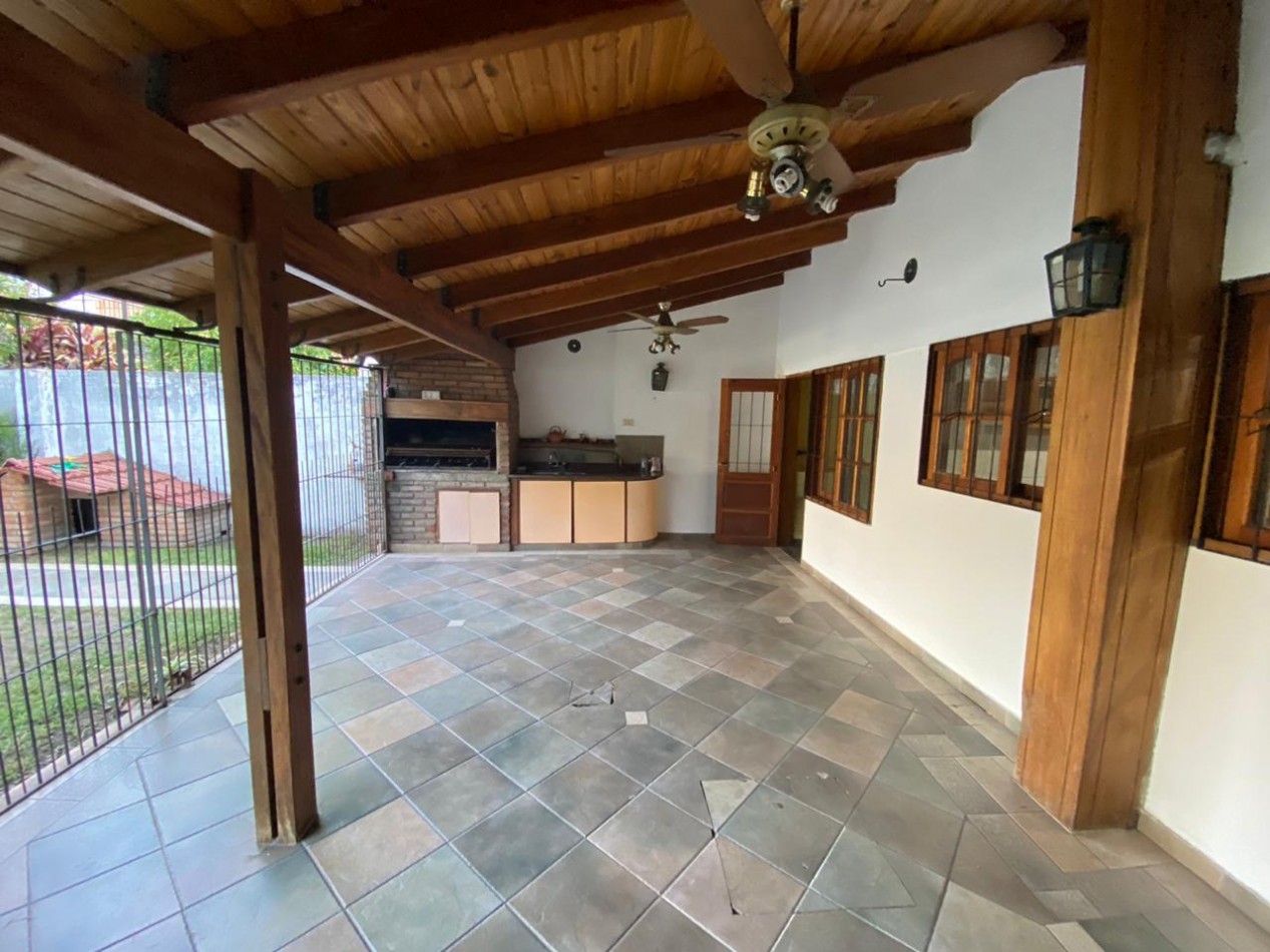Casa al frente estilo Chalet en 2 plantas de con 3 Dormitorios cochera para 2 vehiculos Quincho y Piscina 