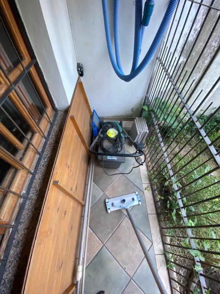 Casa al frente estilo Chalet en 2 plantas de con 3 Dormitorios cochera para 2 vehiculos Quincho y Piscina 