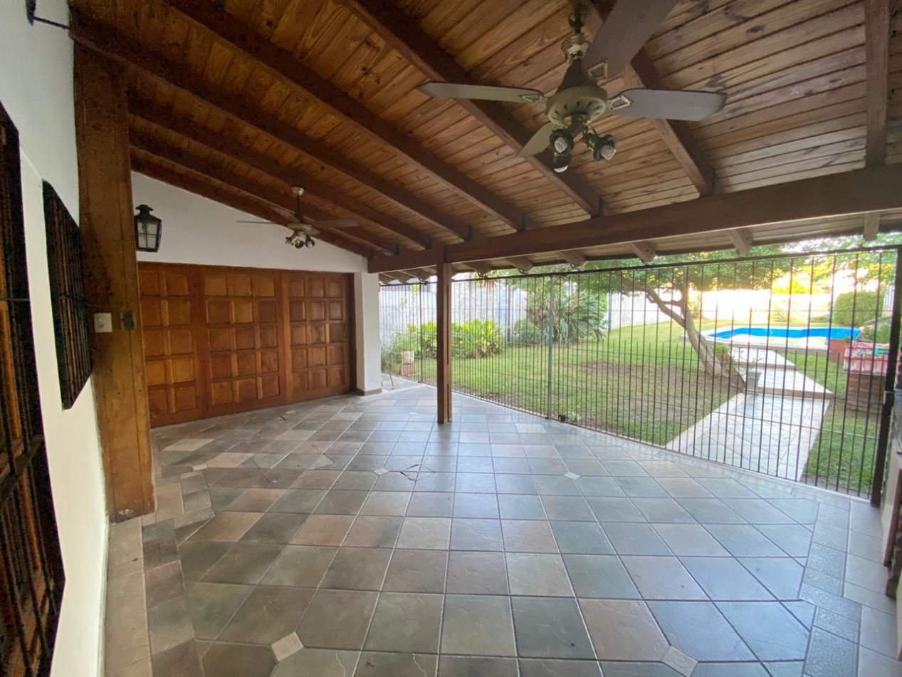 Casa al frente estilo Chalet en 2 plantas de con 3 Dormitorios cochera para 2 vehiculos Quincho y Piscina 