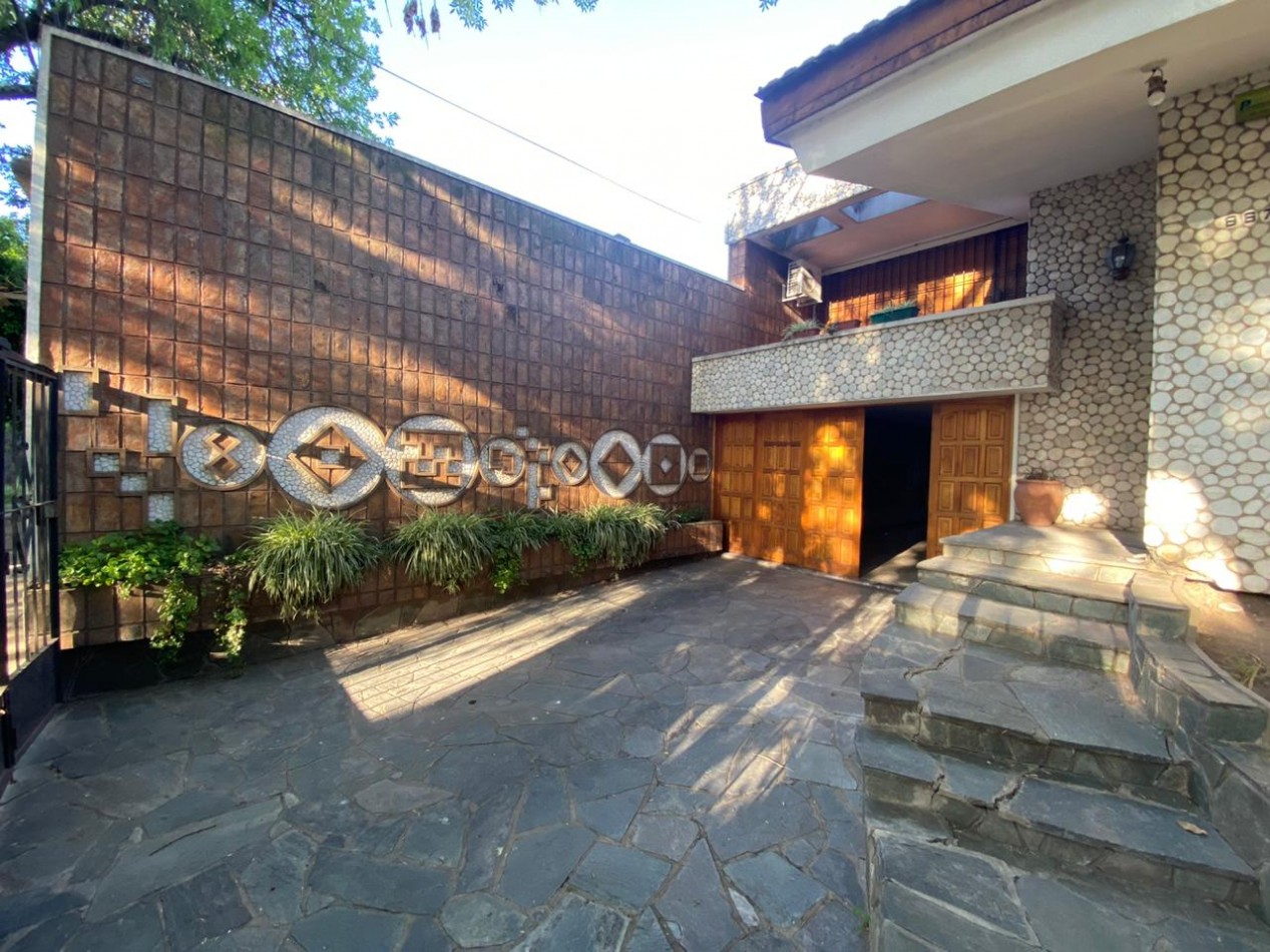Casa al frente estilo Chalet en 2 plantas de con 3 Dormitorios cochera para 2 vehiculos Quincho y Piscina 