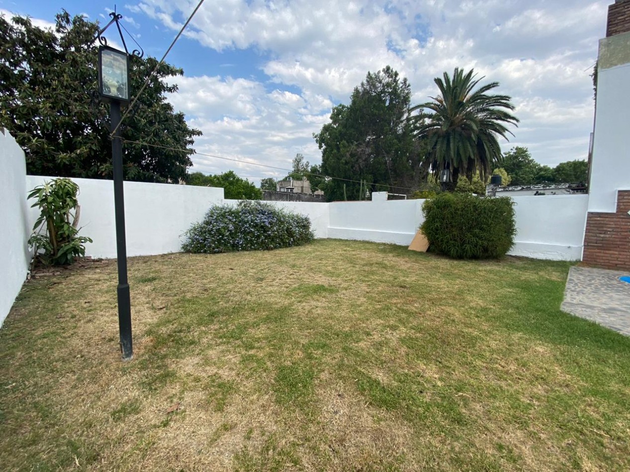 Casa al frente estilo Chalet en 2 plantas de con 3 Dormitorios cochera para 2 vehiculos Quincho y Piscina 