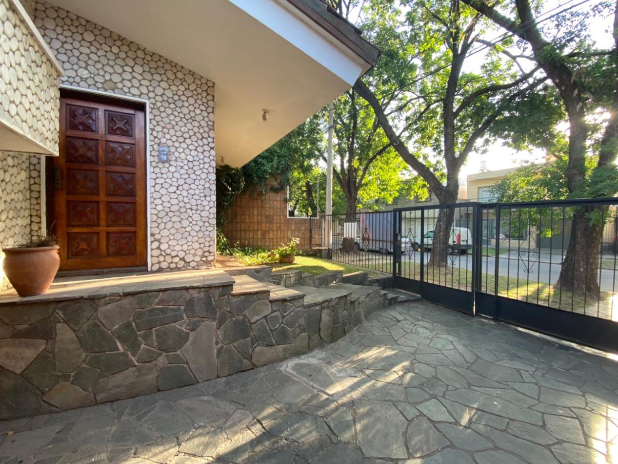 Casa al frente estilo Chalet en 2 plantas de con 3 Dormitorios cochera para 2 vehiculos Quincho y Piscina 