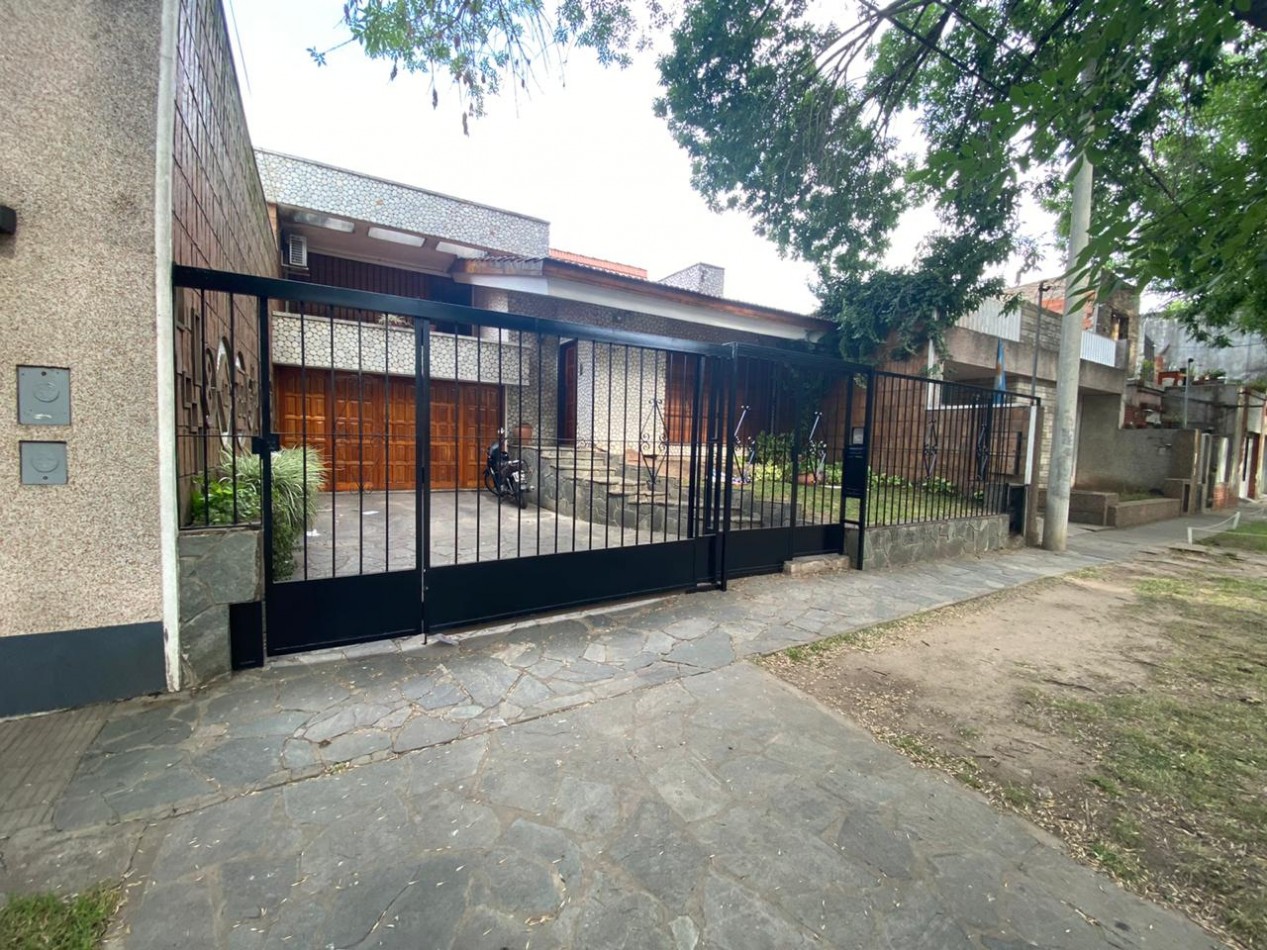 Casa al frente estilo Chalet en 2 plantas de con 3 Dormitorios cochera para 2 vehiculos Quincho y Piscina 