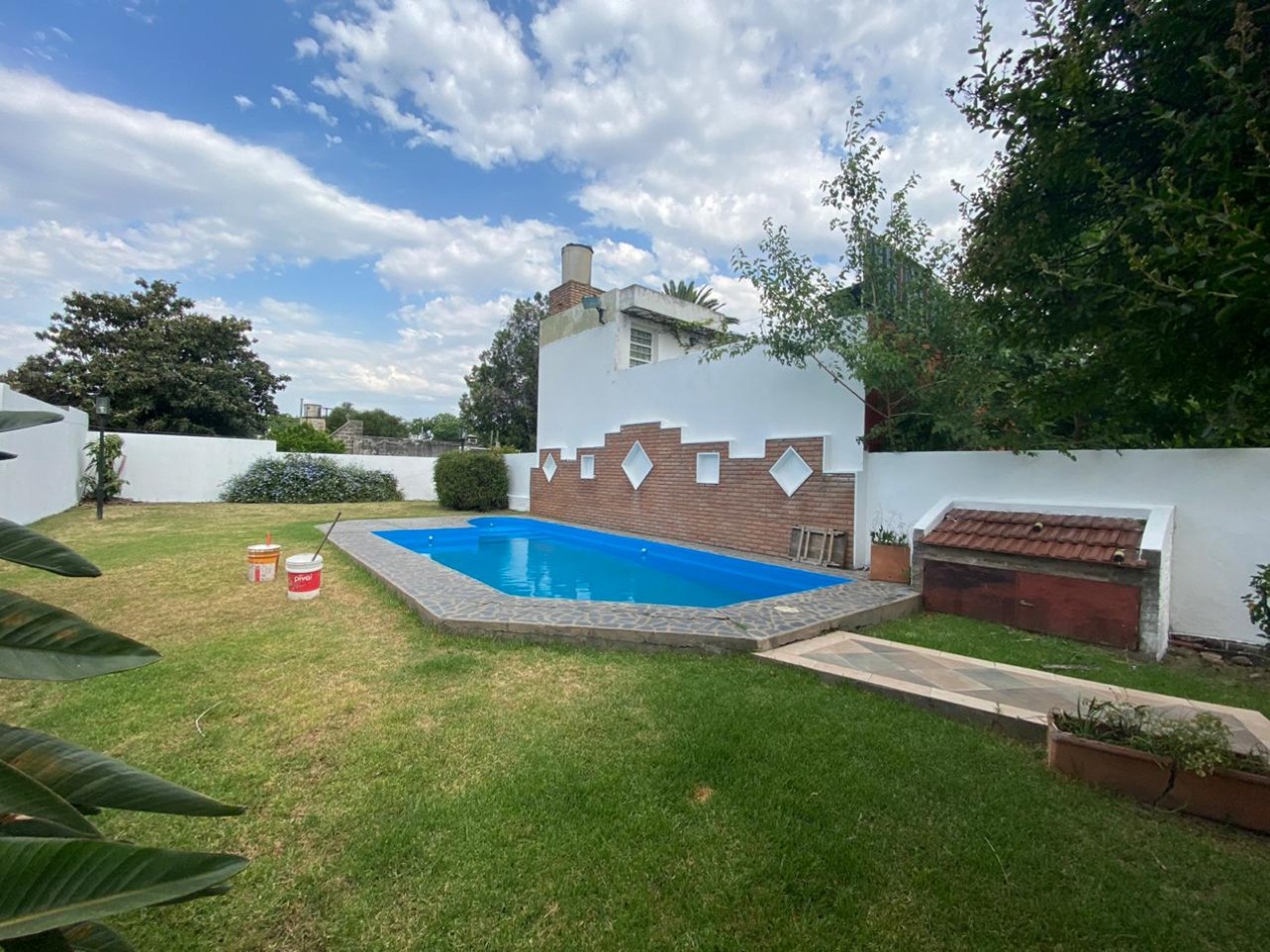 Casa al frente estilo Chalet en 2 plantas de con 3 Dormitorios cochera para 2 vehiculos Quincho y Piscina 