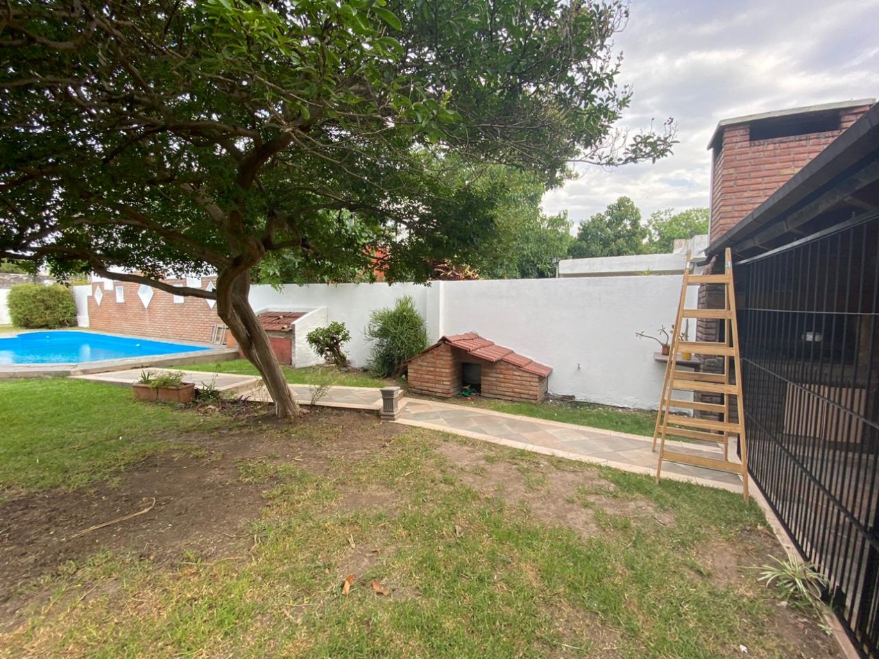 Casa al frente estilo Chalet en 2 plantas de con 3 Dormitorios cochera para 2 vehiculos Quincho y Piscina 