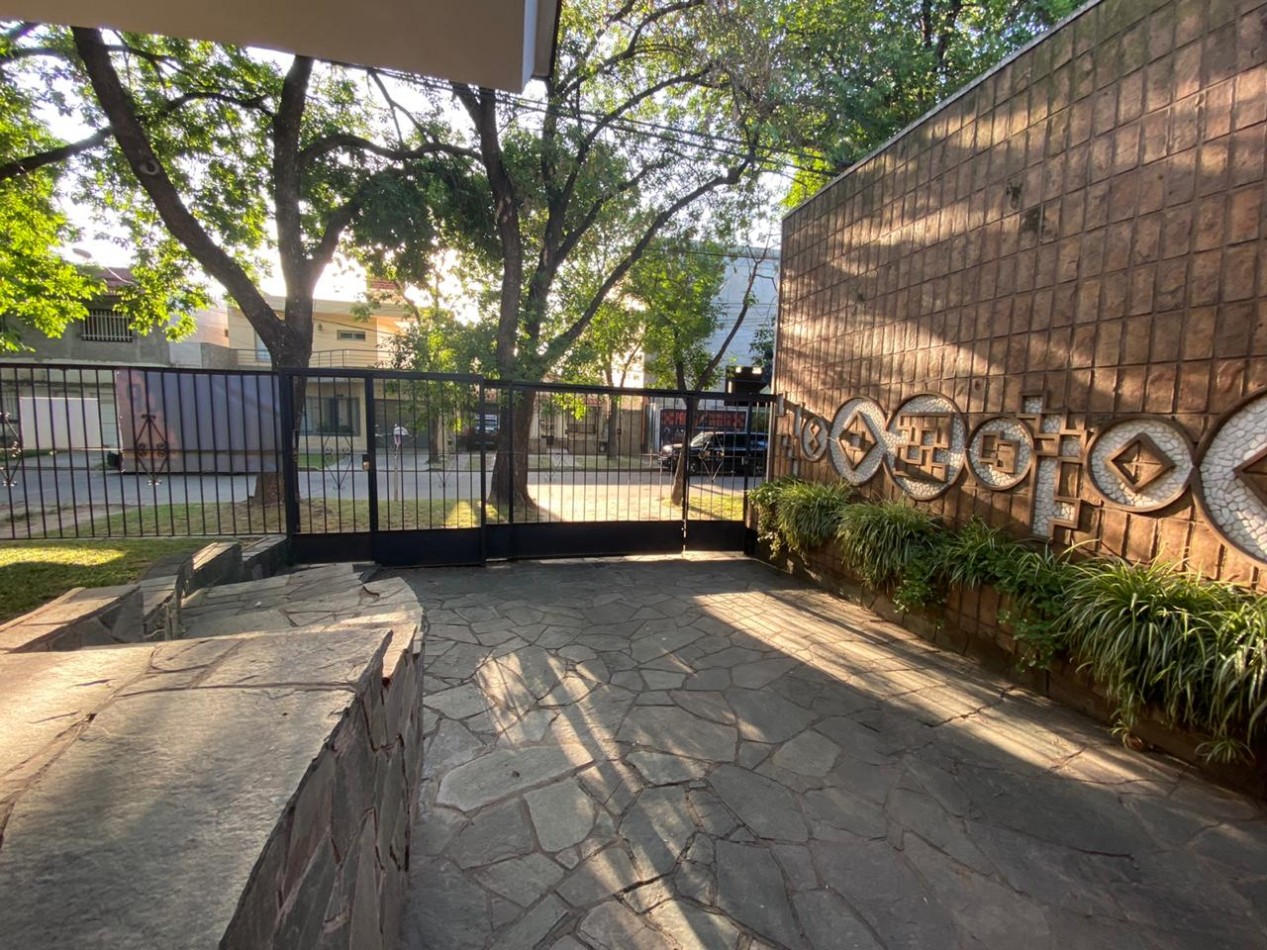 Casa al frente estilo Chalet en 2 plantas de con 3 Dormitorios cochera para 2 vehiculos Quincho y Piscina 