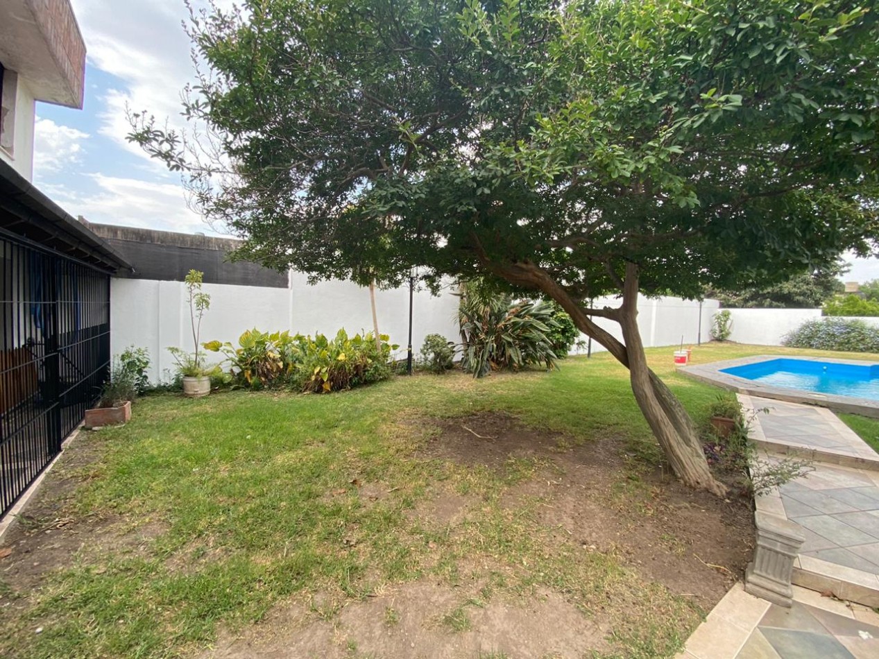 Casa al frente estilo Chalet en 2 plantas de con 3 Dormitorios cochera para 2 vehiculos Quincho y Piscina 