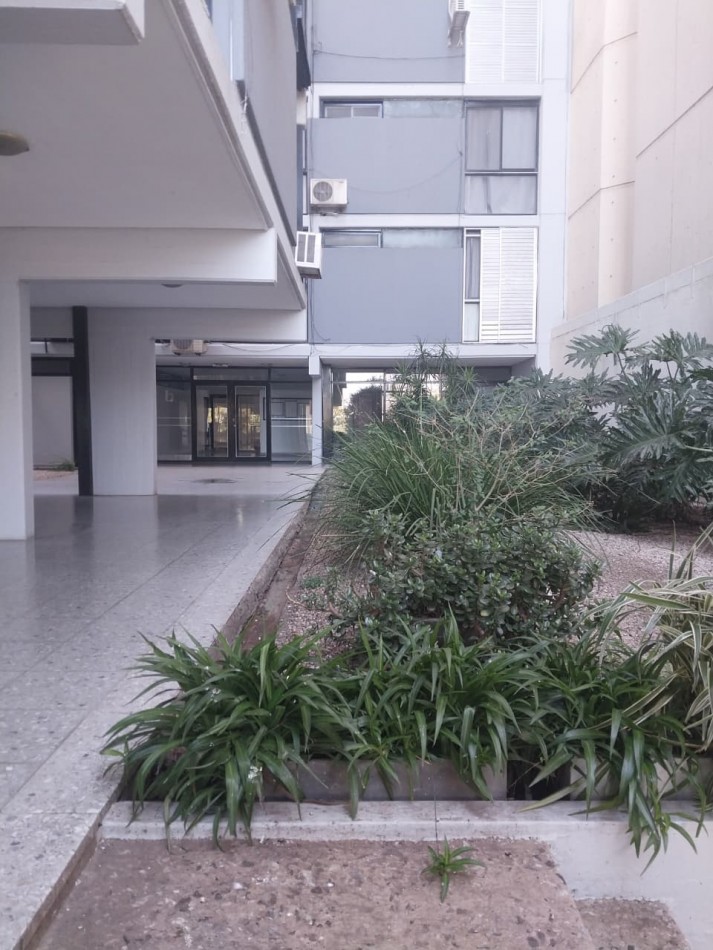 Departamento amplio al contrafrente 2 dormitorios con placares zona Parque España 