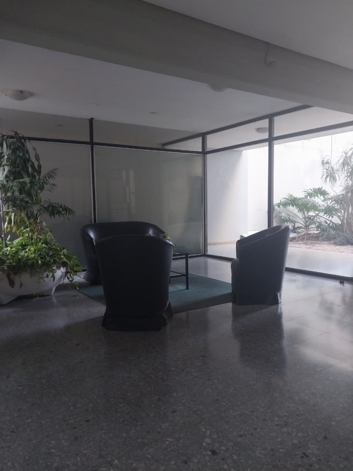 Departamento amplio al contrafrente 2 dormitorios con placares zona Parque España 