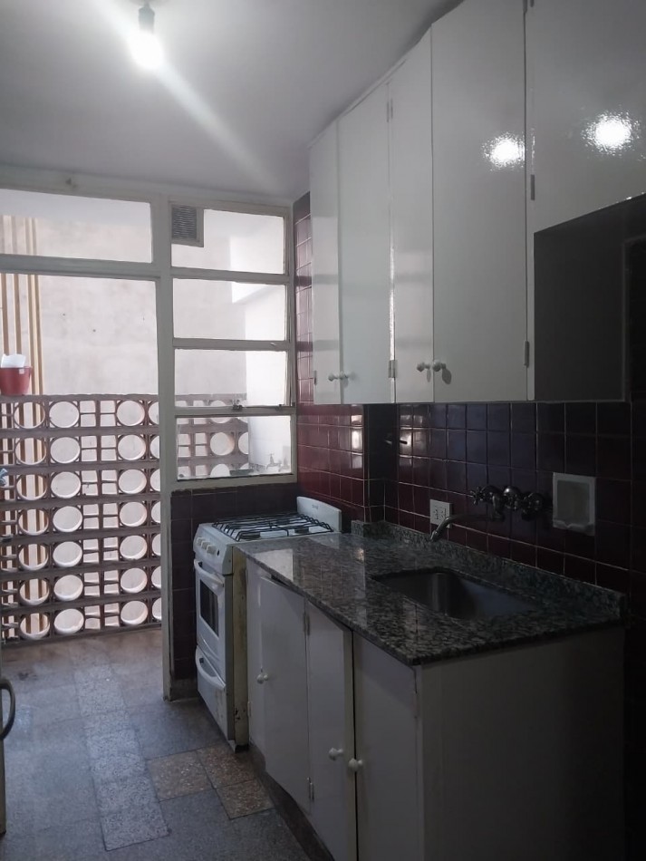 Departamento amplio al contrafrente 2 dormitorios con placares zona Parque España 