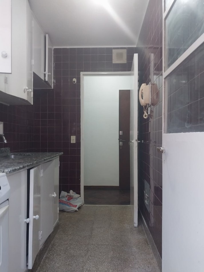 Departamento amplio al contrafrente 2 dormitorios con placares zona Parque España 