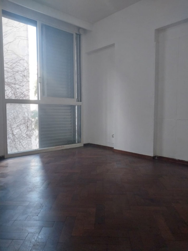 Departamento amplio al contrafrente 2 dormitorios con placares zona Parque España 
