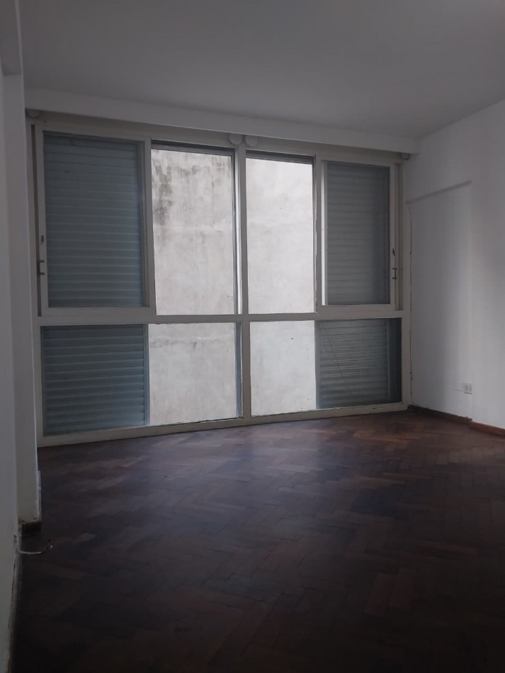 Departamento amplio al contrafrente 2 dormitorios con placares zona Parque España 
