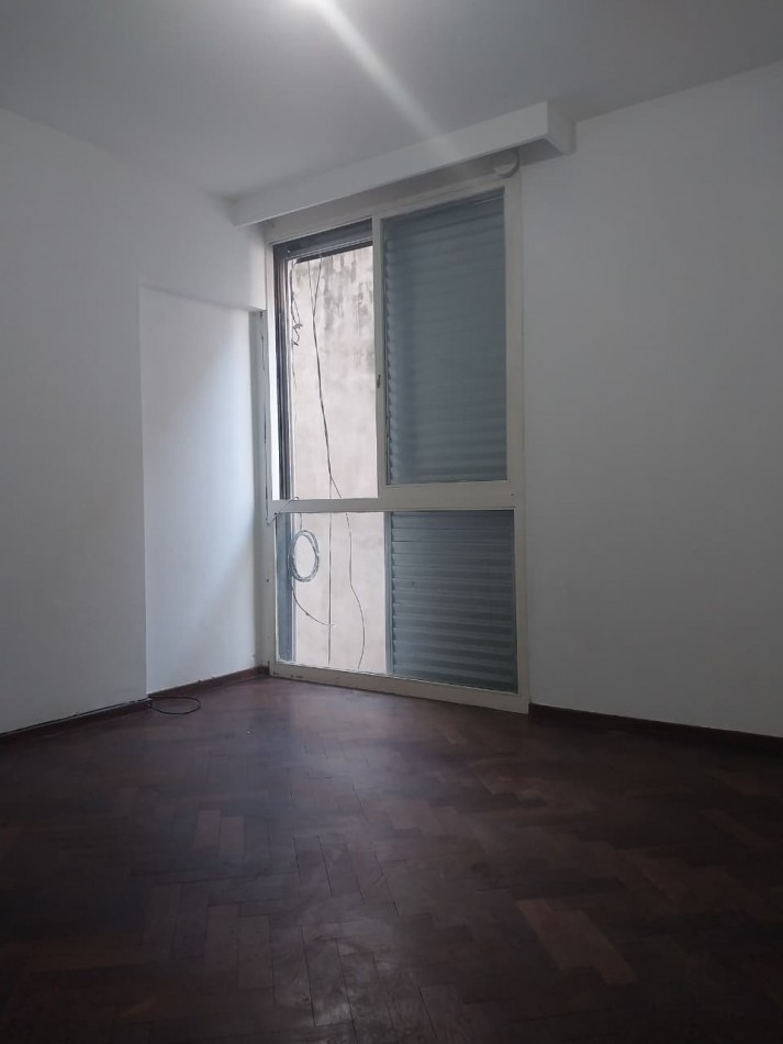 Departamento amplio al contrafrente 2 dormitorios con placares zona Parque España 
