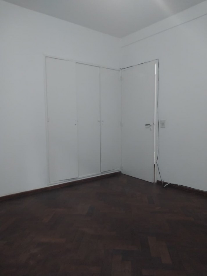 Departamento amplio al contrafrente 2 dormitorios con placares zona Parque España 